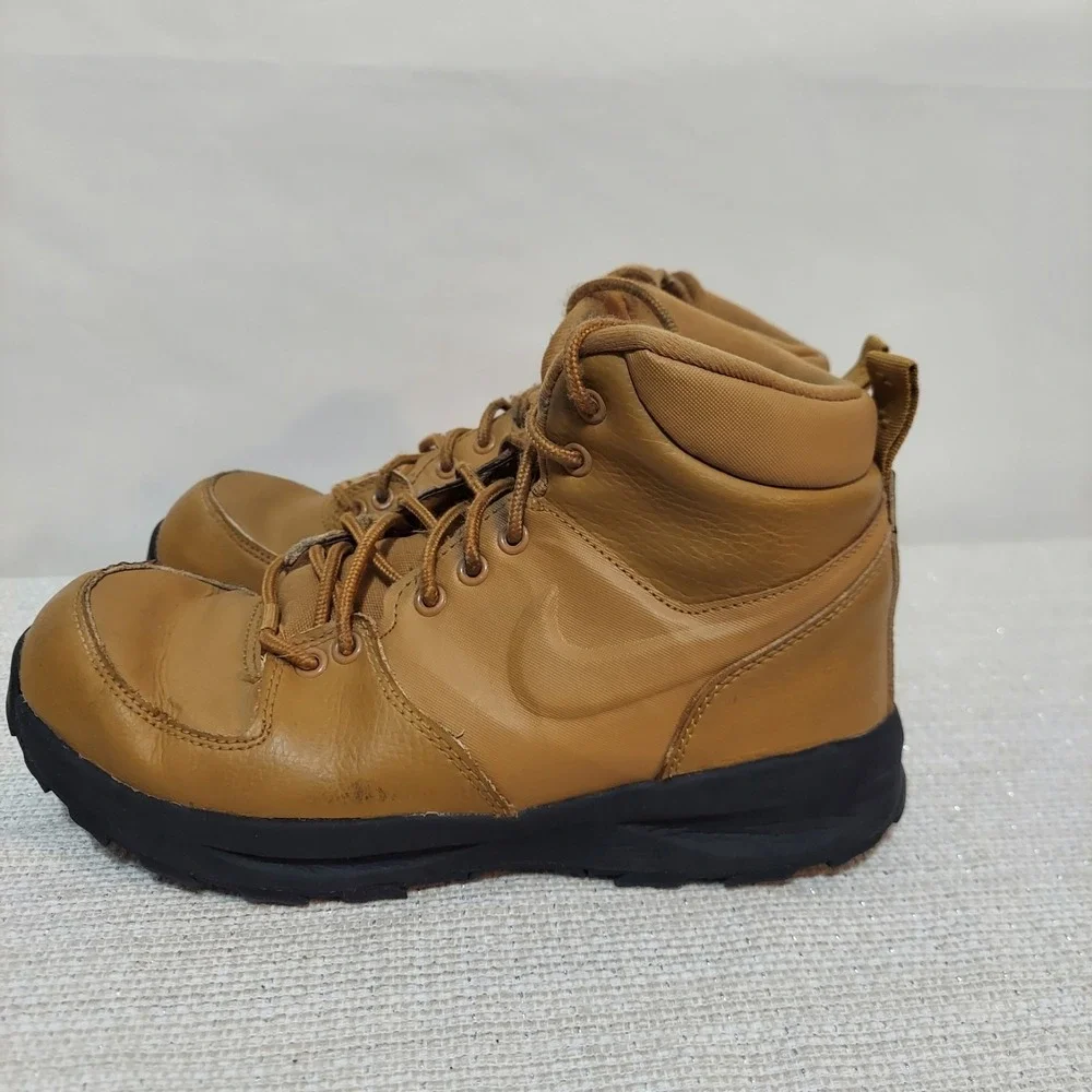 Big Kid's Nike Manoa LTR Wheat/Black (BQ5372 700) Youth 7Y/ Women 8‎